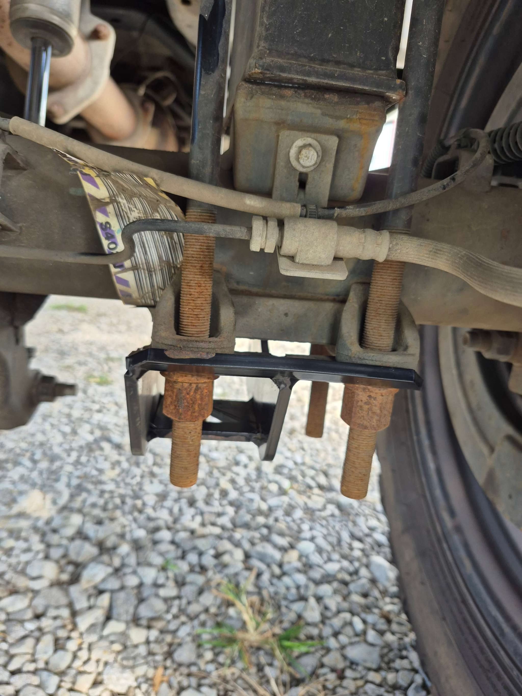Chevrolet Silverado GMC Sierra 1500 ladder traction bars for 2007-2013 models installed on truck rear suspension